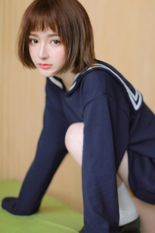 和妈妈在家里做运动的